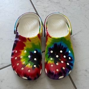 Classic CROCS clogs in rainbow tie-dye unisex women’s size 8/men’s size 6
